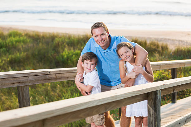 dzieci z ojcem na plaży boardwalk - beach family boardwalk footpath zdjęcia i obrazy z banku zdjęć