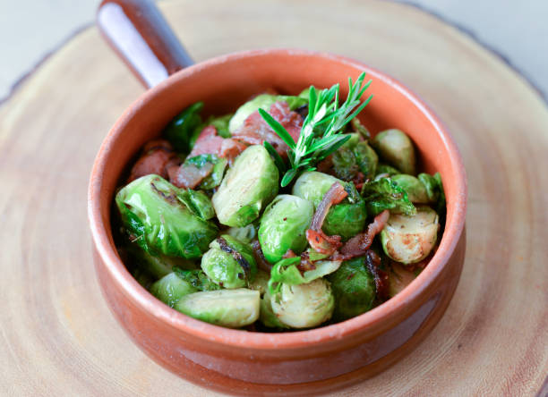 brussel sprouts con panceta - pancetta fotografías e imágenes de stock