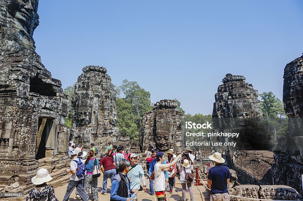 Les gens vont sur visites dans Temple Bayon - Photo de Angkor libre de droits