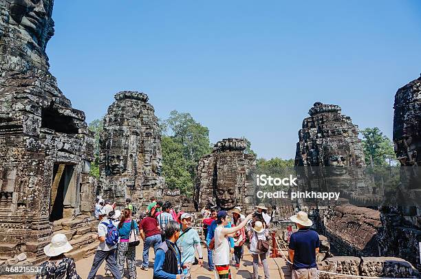 As Pessoas Vão Na Vistaver No Templo De Bayon - Fotografias de stock e mais imagens de Angkor - Angkor, Angkor Thom, Angkor Wat