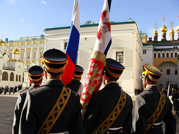 los soldados participantes en el cambio de la ceremonia, moscú protecciones - kremlin regiment fotografías e imágenes de stock