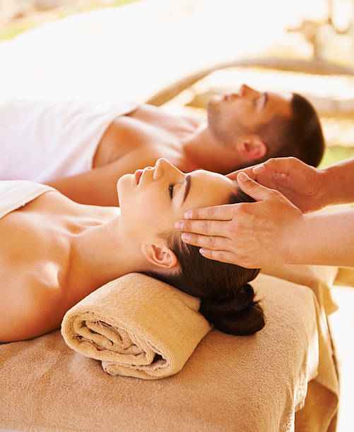 mejor masaje de cabeza - spa treatment health spa couple happiness fotografías e imágenes de stock