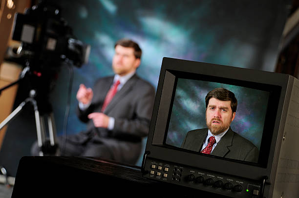 production studio avec un homme parle à caméra de télévision - balefire photos et images de collection