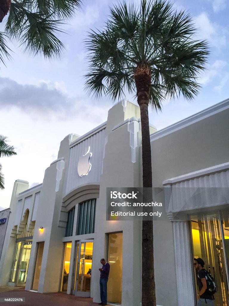 Apple Store On Lincoln Road Mall Miami Beach Stock Photo - Download Image  Now - 2015, Apple Store, Big Tech - iStock