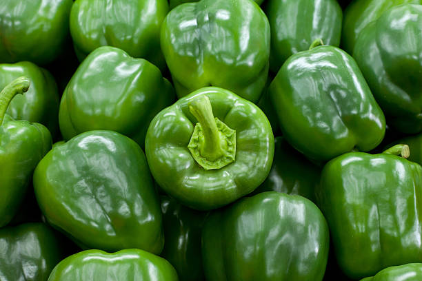 vert poivrons en arrière-plan - green bell pepper bell pepper pepper vegetable photos et images de collection