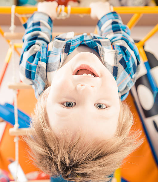 Felice ragazzo a testa in giù - foto stock