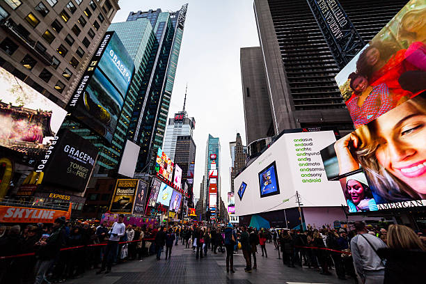 menschen hinter roten seil in times square - digital tablet travel destinations new york state times square stock-fotos und bilder