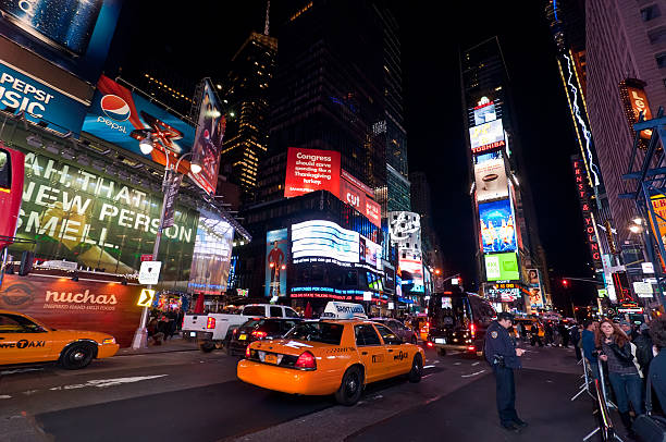 oświetlony broadwayu na times square, usa - speed lighting equipment night urban scene zdjęcia i obrazy z banku zdjęć