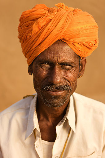 Rajasthan is known for the beauty and elegance of its colourful turbans. It is an essential part of the traditional outfit and is proudly worn by the Rajasthan men-folk. One can find myriad variations of turbans in Rajasthan and it is said that the size and style of these turban changes in every 15 km of this desert region.http://bem.2be.pl/IS/rajasthan_380.jpg