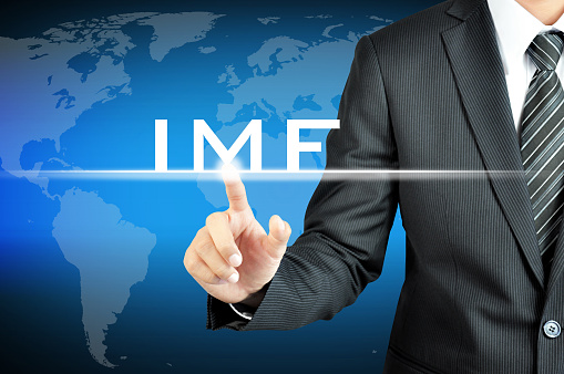 Mano señalando de FMI (Fondo Monetario Internacional) en la pantalla virtual photo