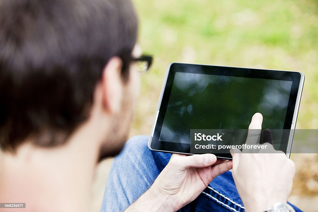 Uomo utilizzando Tablet - Foto stock royalty-free di PC Ultramobile