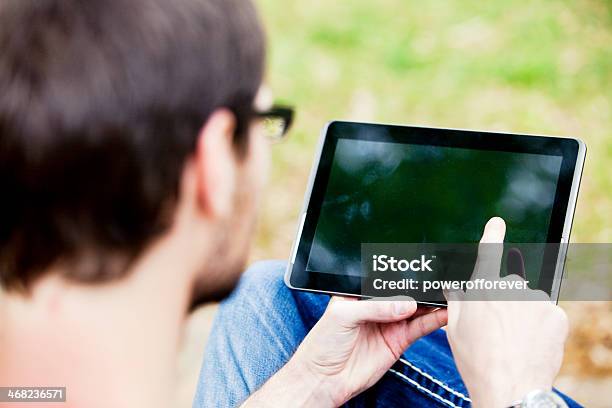 Uomo Utilizzando Tablet - Fotografie stock e altre immagini di PC Ultramobile - PC Ultramobile, Guardare indietro, Inquadratura da sopra le spalle
