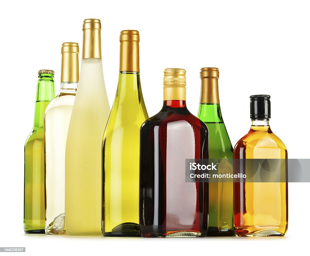 Garrafas de variados bebidas alcoólicas isolado a branco - Royalty-free Abuso de Álcool Foto de stock