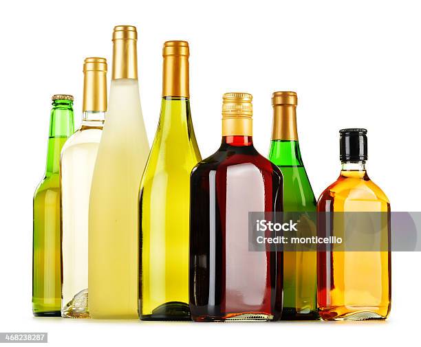 Garrafas De Variados Bebidas Alcoólicas Isolado A Branco - Fotografias de stock e mais imagens de Abuso de Álcool