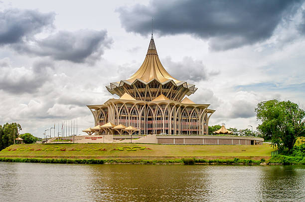 edifício do estado de sarawak assembleia legislativa - sarawak state imagens e fotografias de stock