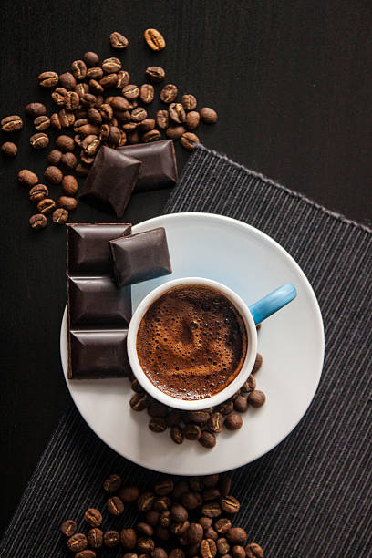 caffè turco e barra di cioccolato sopra - black coffee drink chocolate coffee foto e immagini stock