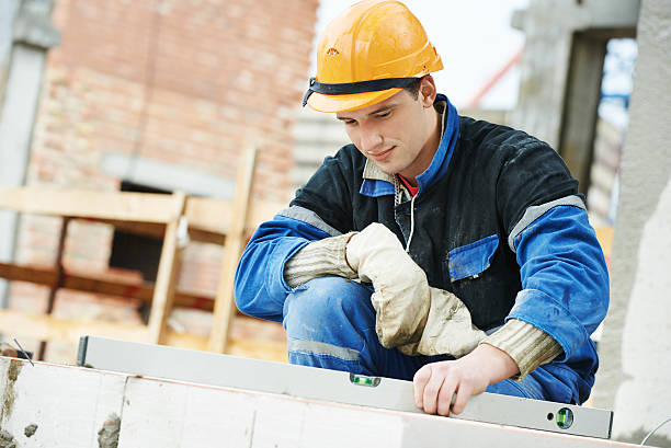 konstruktion mason arbeiter maurer - mason brick bricklayer installing stock-fotos und bilder