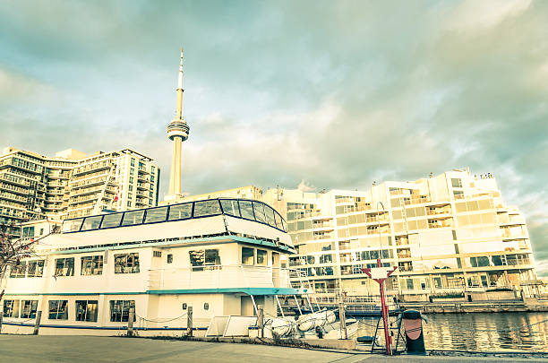 toronto centrum miasta i panoramę z harbour waterfront - toronto waterfront commercial dock canada zdjęcia i obrazy z banku zdjęć