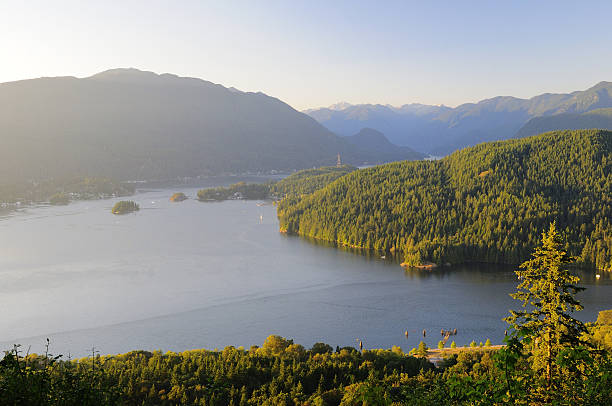 vista al tramonto del parco belcarra e burrard inlet - cielo variabile foto e immagini stock