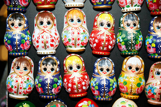 árbol colorido con espacio para la computadora muñecas matreshka refrigerador imanes - russian nesting doll nested russian culture toy fotografías e imágenes de stock