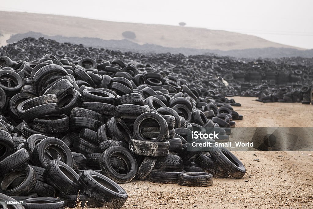 Poner verde público lugar de la antigua Tires - Foto de stock de Neumático libre de derechos