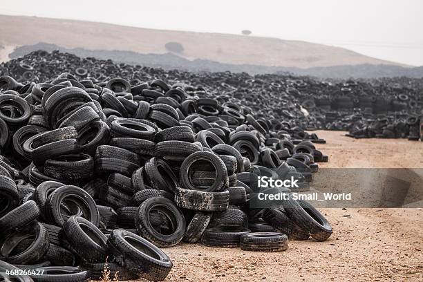 Poner Verde Público Lugar De La Antigua Tires Foto de stock y más banco de imágenes de Neumático - Neumático, Reciclaje, Basura