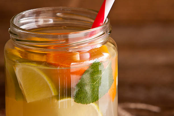 macro cocktail estivi - ginger drink alcohol drinking straw foto e immagini stock