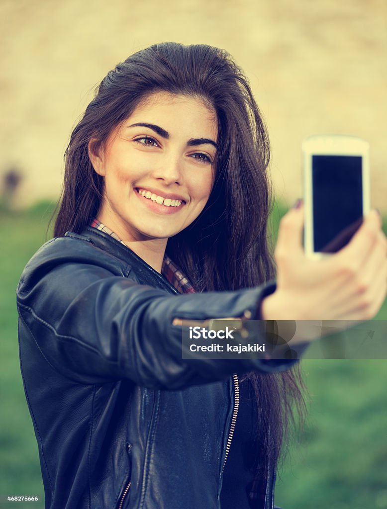 Hermosa Chica joven tomando autofoto - Foto de stock de 16-17 años libre de derechos