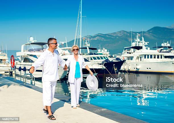 Pareja Divirtiéndosen El Muelle Del Hotel Foto de stock y más banco de imágenes de Puerto deportivo - Puerto - Puerto deportivo - Puerto, 2015, 40-44 años