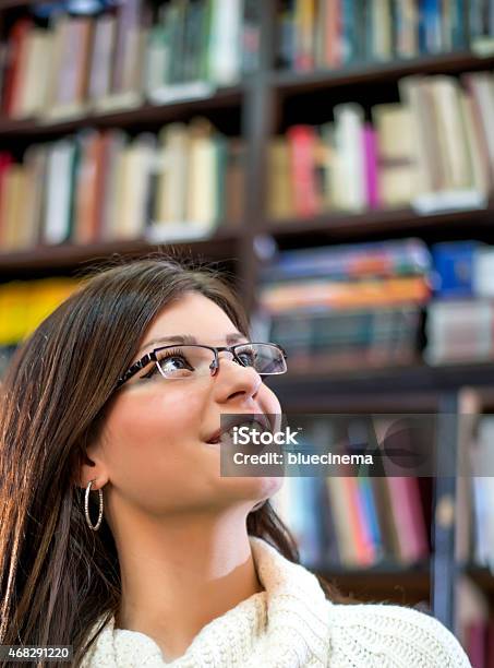 Mujer Joven De Pie En La Biblioteca Foto de stock y más banco de imágenes de 2015 - 2015, Actividades recreativas, Adolescencia