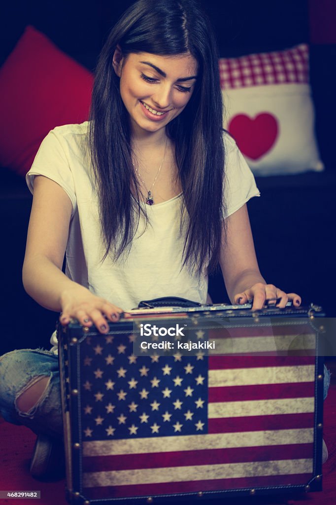 Joven hermosa con su maleta de embalaje - Foto de stock de 16-17 años libre de derechos