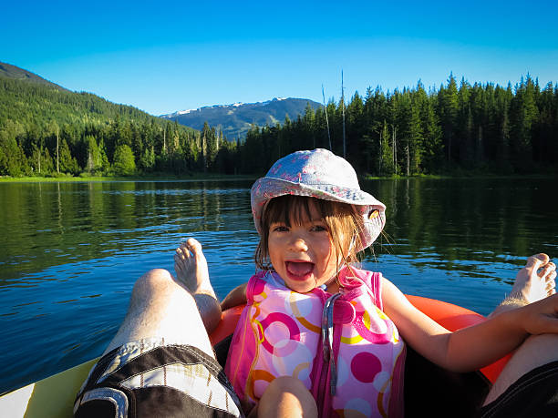 lago dias - child inflatable raft lake family - fotografias e filmes do acervo