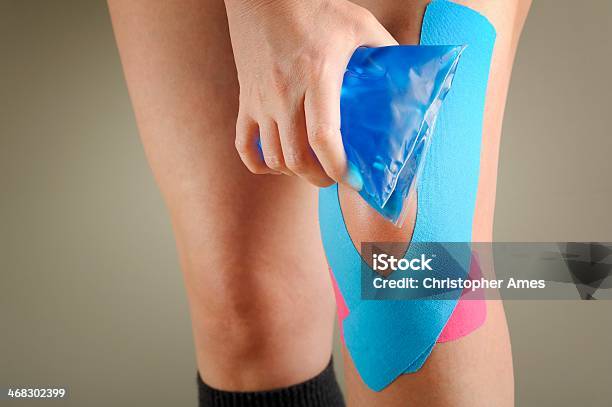 Foto de Kinesiotape No Joelho e mais fotos de stock de Acidente - Acidente, Articulação Humana - Termo anatômico, Articulação humana