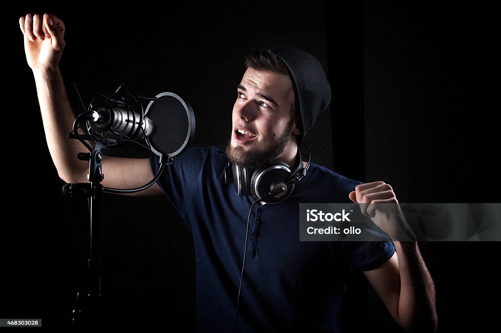 Joven cantante masculino estudio de grabación de sonido - Foto de stock de Estudio de grabación libre de derechos