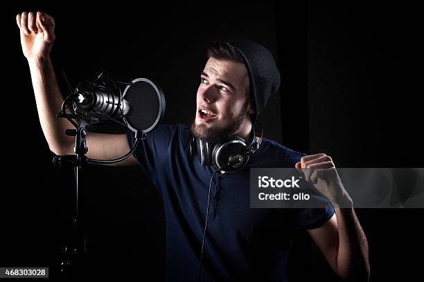 Joven Cantante Masculino Estudio De Grabación De Sonido Foto de stock y más banco de imágenes de Estudio de grabación