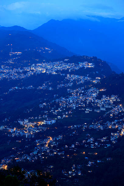 luftansicht des gangtok stadt, sikkim, indien - himalayas mountain aerial view mountain peak stock-fotos und bilder