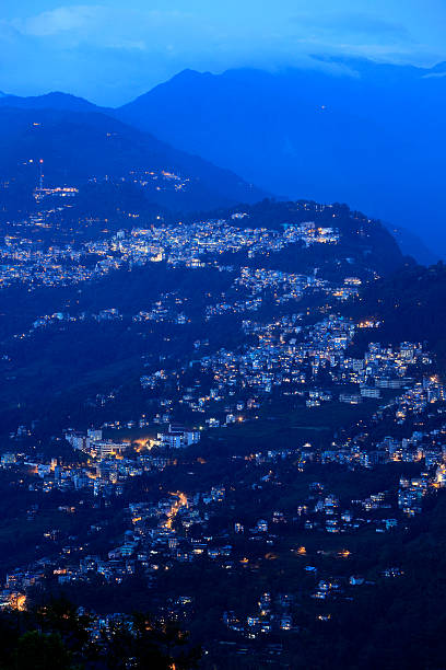 gangtokslovakia.kgm ariel vista da cidade, sikkim, índia - himalayas mountain aerial view mountain peak imagens e fotografias de stock