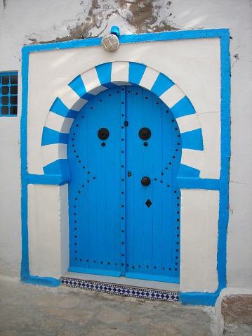 La arquitectura tradicional de azul y blanco en Hammamet photo