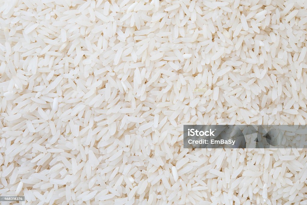 Arroz fondo blanco largo, de la mano humana cereales, primer plano macro de materias primas - Foto de stock de Arroz - Grano libre de derechos