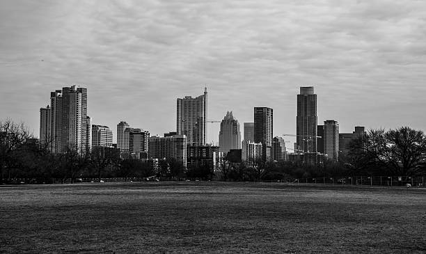 skyline von austin, zilker park - travis county stock-fotos und bilder