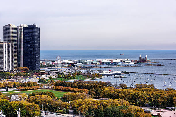 vista aérea de navy pier y monroe harbor, de chicago - grounds city life park grant park fotografías e imágenes de stock