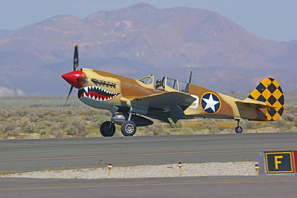 p - 40 warhawk flugzeug in 2015 los angeles air show - kittyhawk stock-fotos und bilder