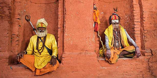 sadhu-indianer holymen sitzt im tempel - indian culture guru sadhu hinduism stock-fotos und bilder