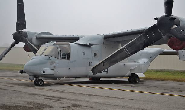 v - 22 osprey tiltrotor garé sur les pistes - helicopter boeing marines military photos et images de collection