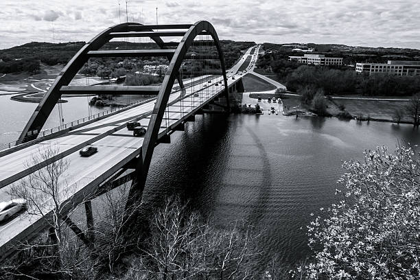 pennybacker lub 360 most (czarny i biały) - railroad crossing bridge river nautical vessel zdjęcia i obrazy z banku zdjęć