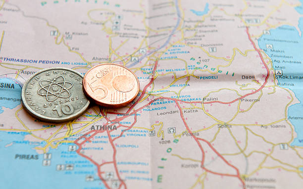 drachme grecque et centimes d'euro sur une carte de la grèce - euro symbol crisis time debt photos et images de collection