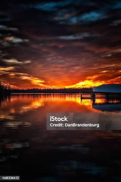 Atardecer En Lake Dock Foto de stock y más banco de imágenes de Agua - Agua, Aire libre, Belleza de la naturaleza