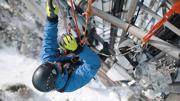 de télécommunication high travailleur manuel deux ingénieurs réparation antenne - extreme sports high up sport outdoors photos et images de collection
