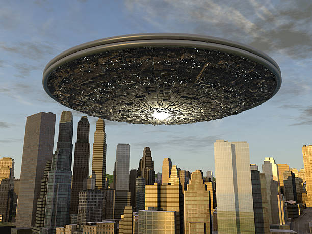ufo sopra una città di - alien invasion foto e immagini stock