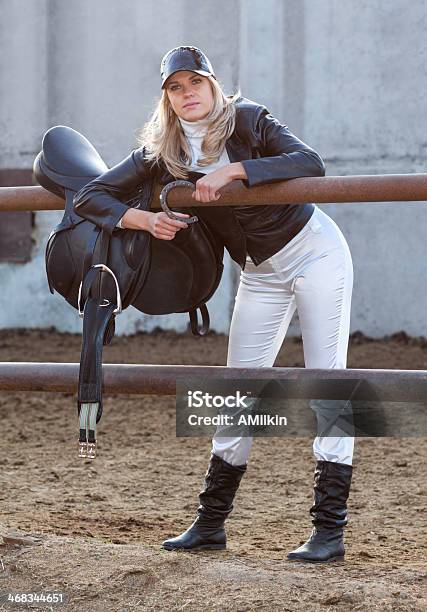 Rider Con Munizioni E Ferro Di Cavallo - Fotografie stock e altre immagini di 20-24 anni - 20-24 anni, 25-29 anni, Adulto